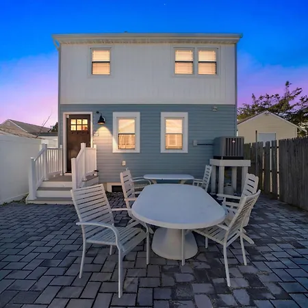 Charming 2-Br Home, 4 Blocks To The Boardwalk Home